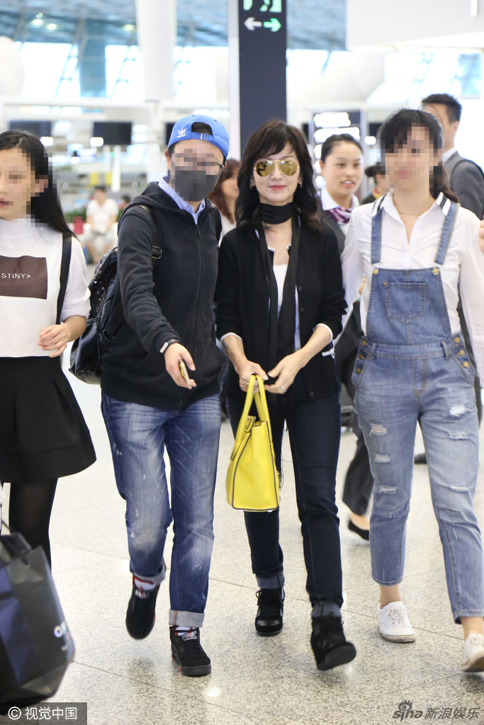 组图：赵雅芝现身机场 与粉丝热聊如邻家大姐