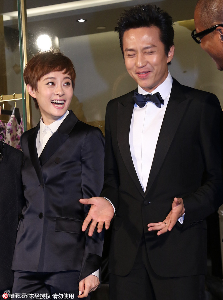 组图：孙俪邓超恩爱咬耳朵 老公搞怪老婆笑开怀