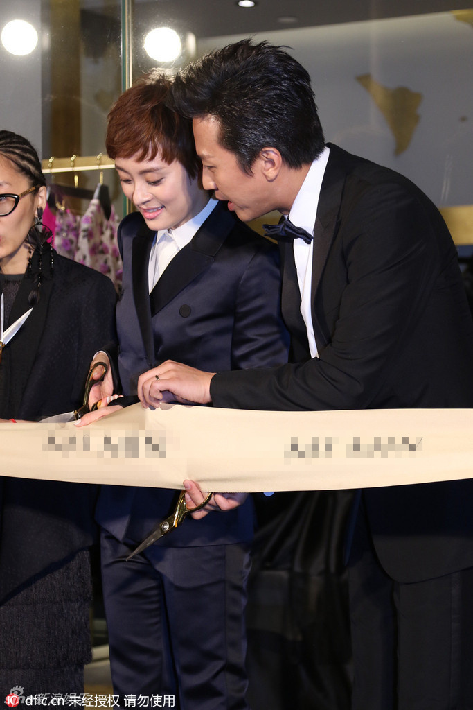 组图：孙俪邓超恩爱咬耳朵 老公搞怪老婆笑开怀