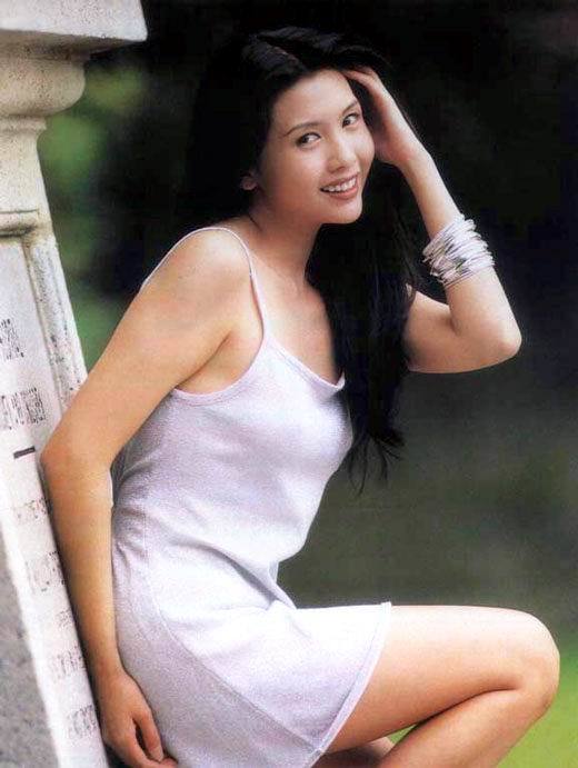 近日邱淑贞与路人合影年轻如17岁,却不知她也已47岁.