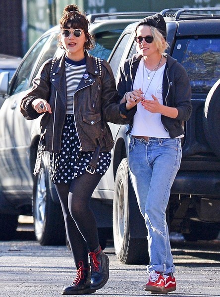 组图:小K出街紧握女友手秀恩爱 男友力MAX