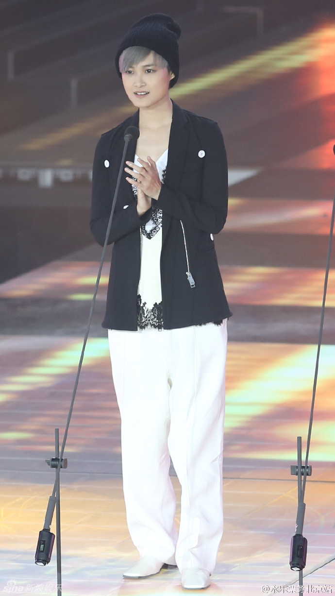 李宇春银灰发美出新高度 演唱会八月开启