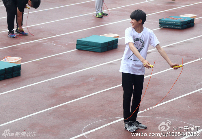 组图:tfboys王源中考体考 跳绳做操活力十足_高清图集_新浪网