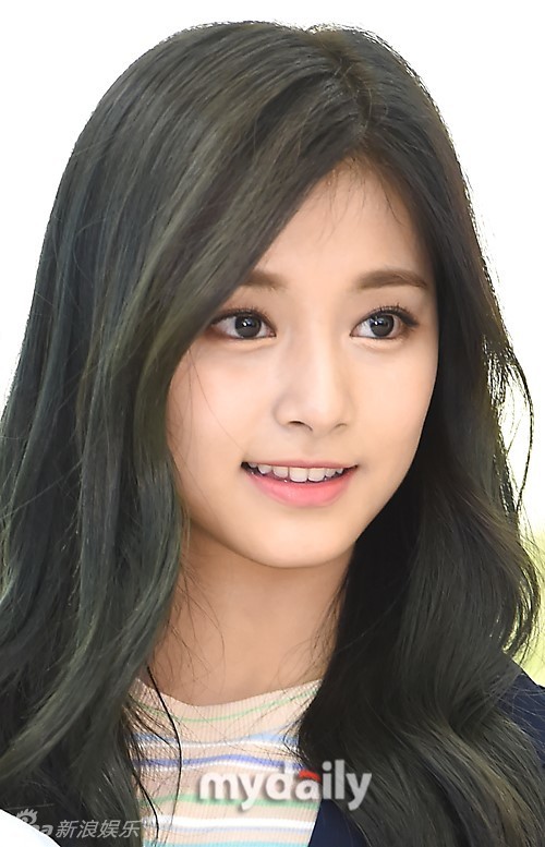 组图：韩团TWICE亮相签名会 周子瑜染绿色头发