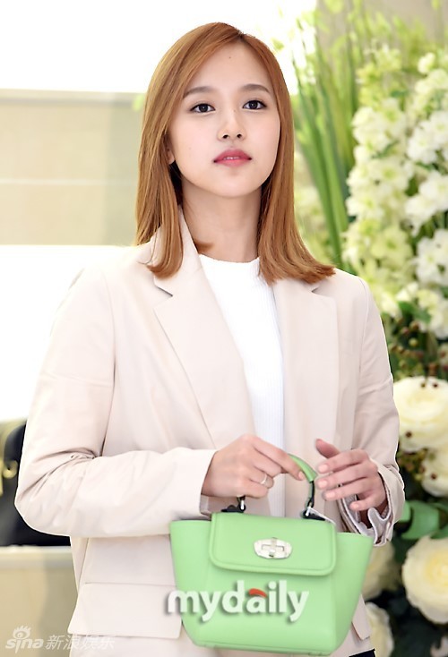组图：韩团TWICE亮相签名会 周子瑜染绿色头发