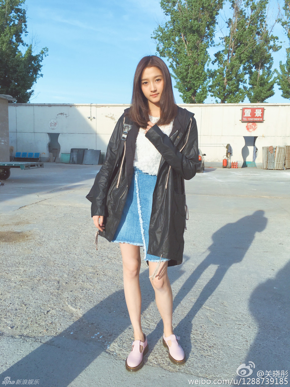 组图 满屏大长腿 国民闺女关晓彤晒长腿街拍 图片 407k 950x1267