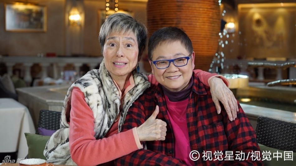组图:仙杜拉现身露招牌笑容 洒脱面对癌魔_高清图集