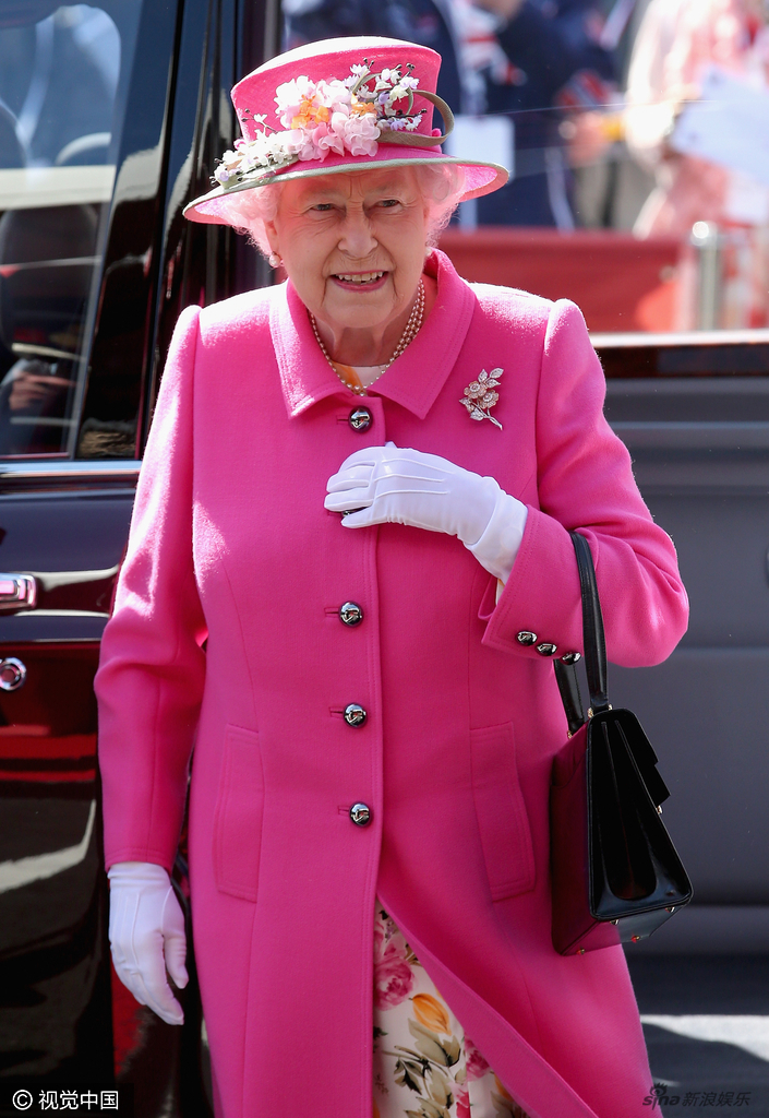 组图:伊丽莎白女王90大寿 粉红大衣似妙龄少女