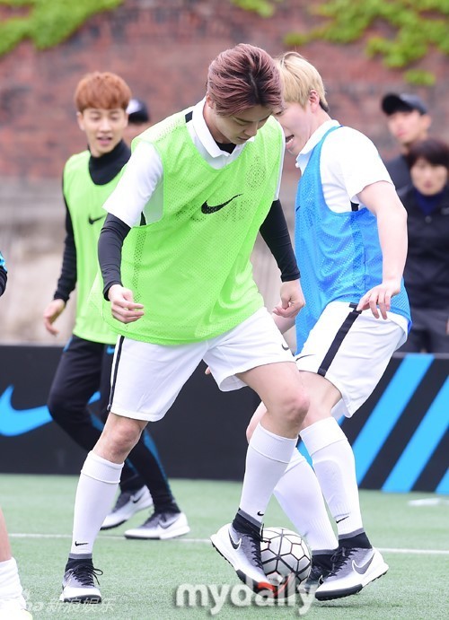 组图:金俊秀与学生踢球 李起光尹斗俊互拼球技