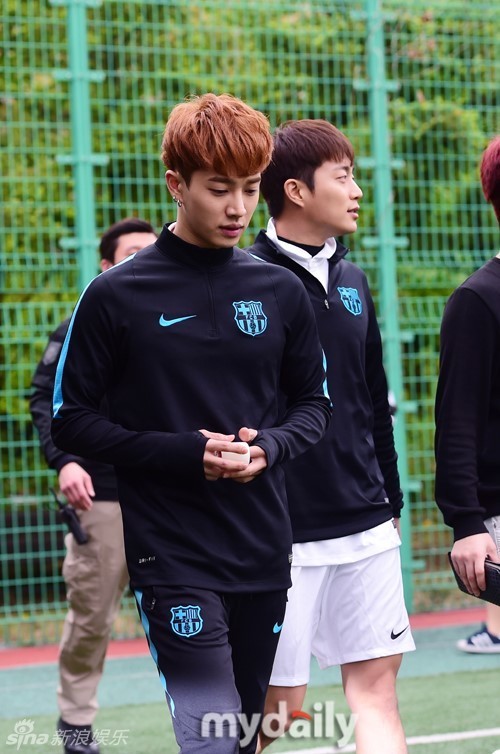 组图:金俊秀与学生踢球 李起光尹斗俊互拼球技