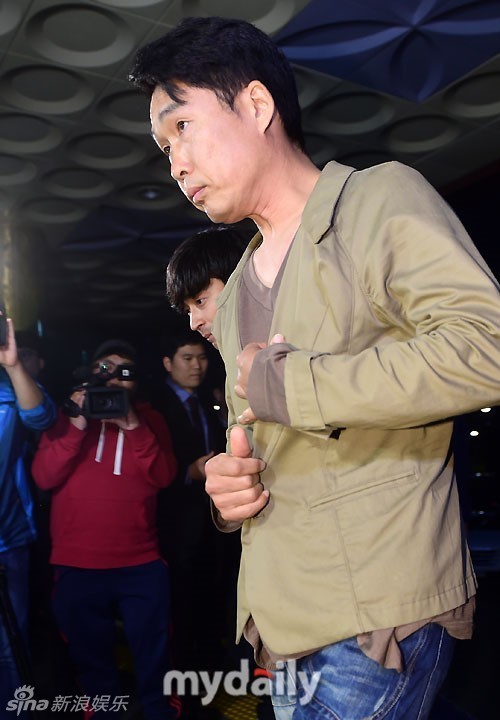 组图:韩星李昌明驾车撞电线杆 赴警局接受调查