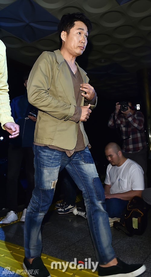 组图:韩星李昌明驾车撞电线杆 赴警局接受调查