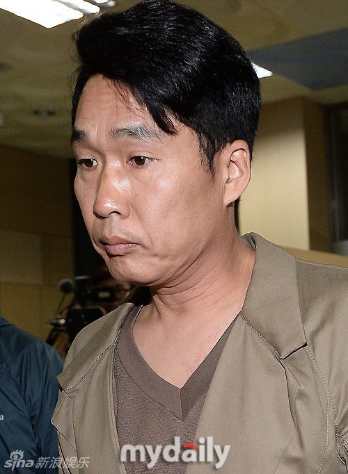 组图:韩星李昌明驾车撞电线杆 赴警局接受调查