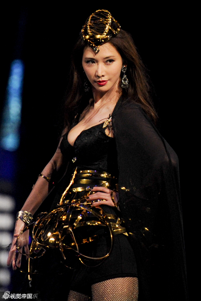 林志玲化身暗黑女王 豪乳长腿美艳超吸睛(组图)