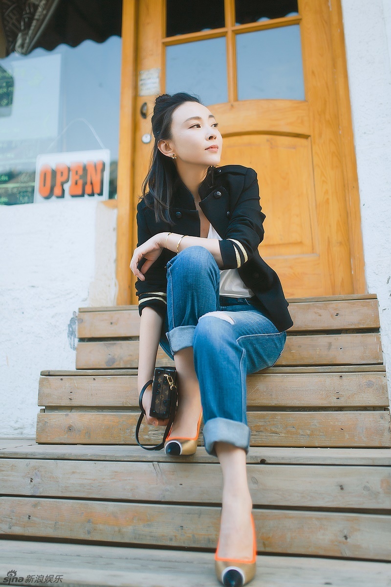 组图:刘威葳随性街拍LOOK 半丸子头清新十足-中国学网-中国IT综合门户网站-提供健康,养生,留学,移民,创业,汽车等信息