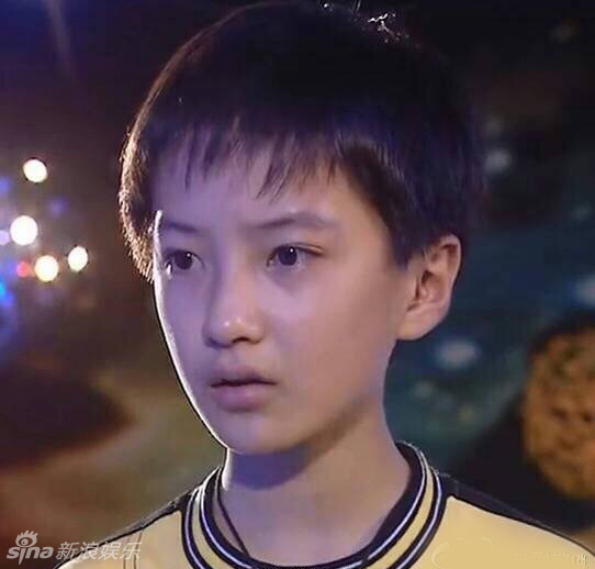 《快乐星球》丁凯乐近照 戴眼镜文质彬彬