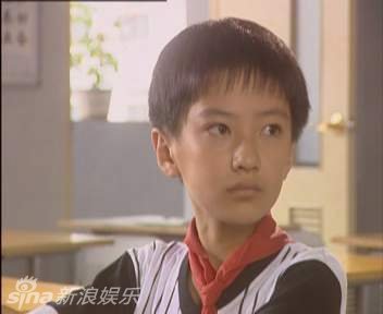 《快乐星球》丁凯乐近照 戴眼镜文质彬彬