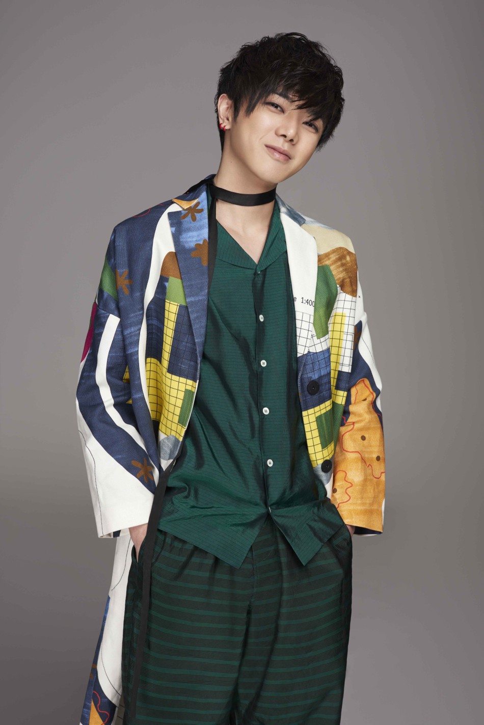 华晨宇全新春季写真曝光 造型展深邃诱惑