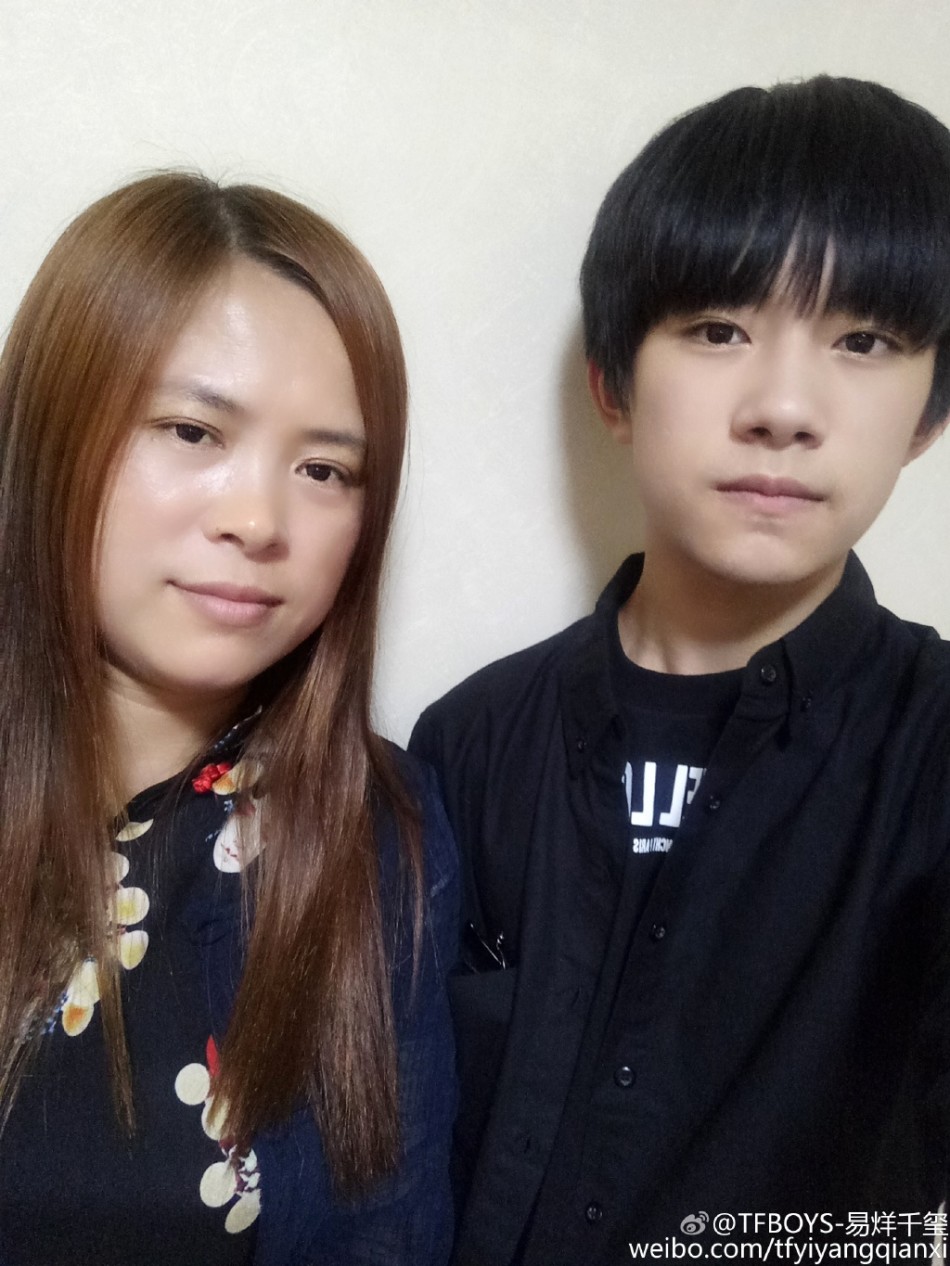 组图：易烊千玺为妈妈庆生 母子长相神似颜值高