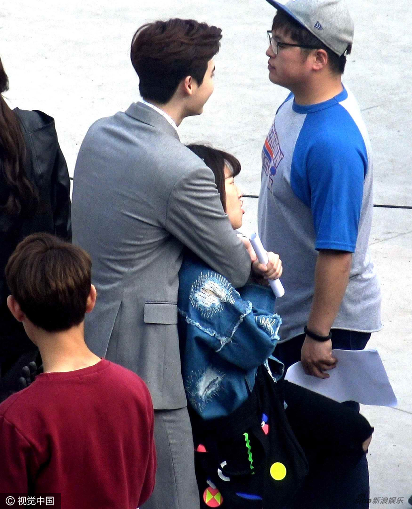 组图:李钟硕片场调戏翻译助理 熊抱摸手随手撩