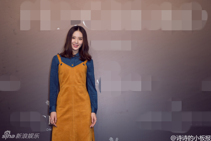 刘诗诗穿背带裙清新亮相 歪头杀超迷人_娱乐新