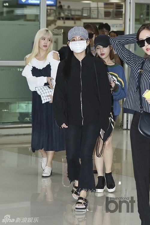组图：韩女团T-ara亮相机场 墨镜口罩遮疲倦