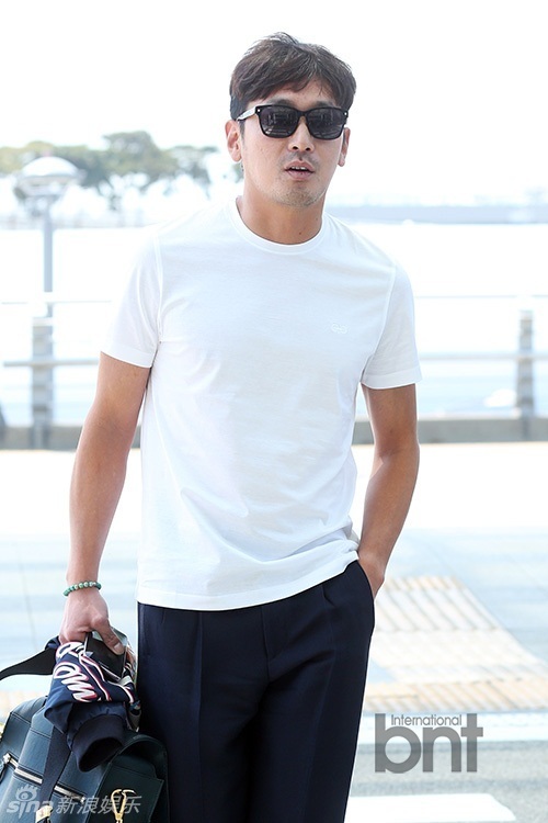 组图:韩星河正宇白T黑裤赴戛纳 不刮胡子随性 - 中国日报网