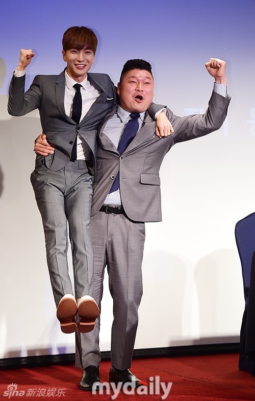 组图:《明星降临》发布会 姜虎东单手举利特