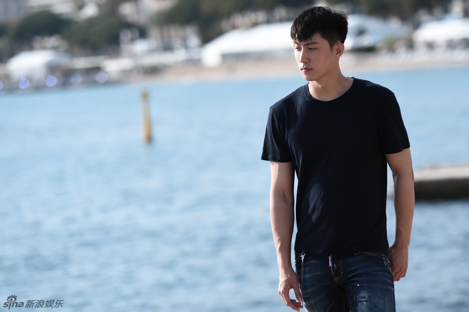 组图:黄景瑜戛纳海边拍写真 黑超遮面胸肌隐现_高清