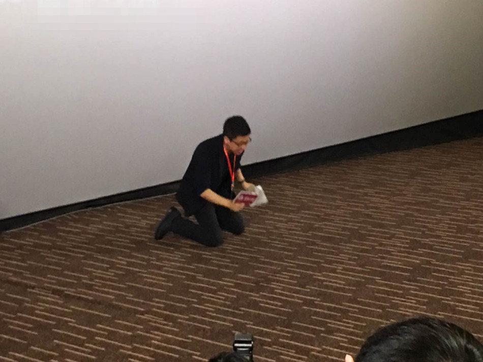 组图:效仿方励!节目导演下跪磕头求支持_高清图集_新浪网