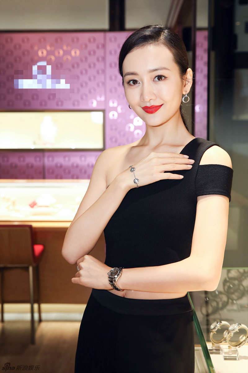 王鸥出席品牌活动纯白长裙女神范十足