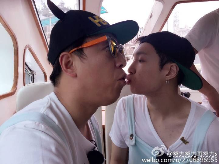 张艺兴跟黄渤学借位 晒吻戏照