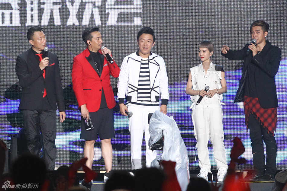 张艺兴林俊杰合唱蔡依林助阵 极限挑战2收官公益演唱会现场组图