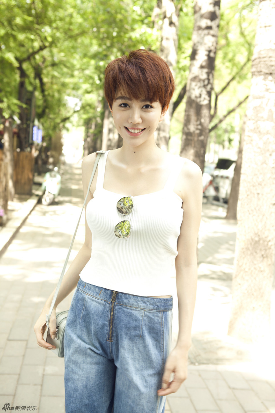 姜妍热裤美腿洋溢夏日活力_高清图集_新浪网