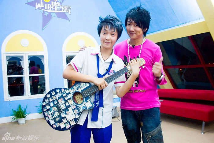 组图:张艺兴早年同台林俊杰 吉他贴满偶像贴纸