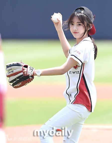 超漂亮！韩16岁女星郑多彬开球 大眼可爱迷人