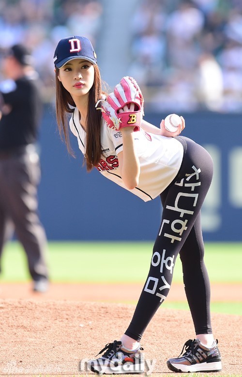 好姿势！韩女星杨静苑开球大劈叉 浑圆翘臀瞩目