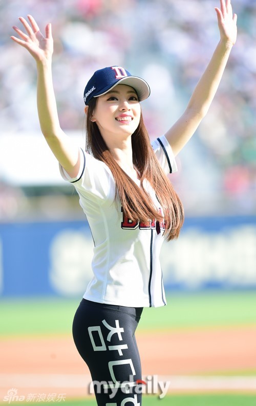 好姿势！韩女星杨静苑开球大劈叉 浑圆翘臀瞩目