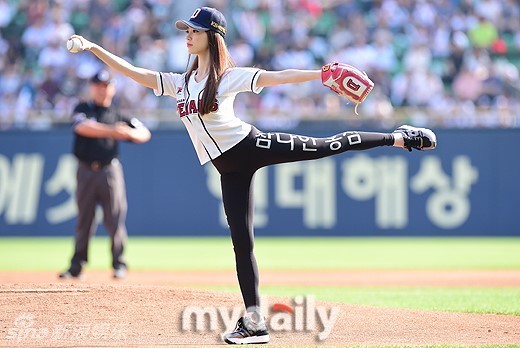 好姿势！韩女星杨静苑开球大劈叉 浑圆翘臀瞩目