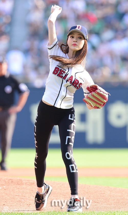 好姿势！韩女星杨静苑开球大劈叉 浑圆翘臀瞩目