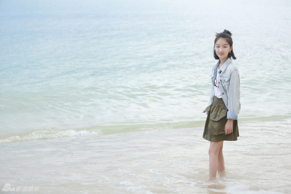 周冬雨短裙出镜长腿获赞 _手机新浪网