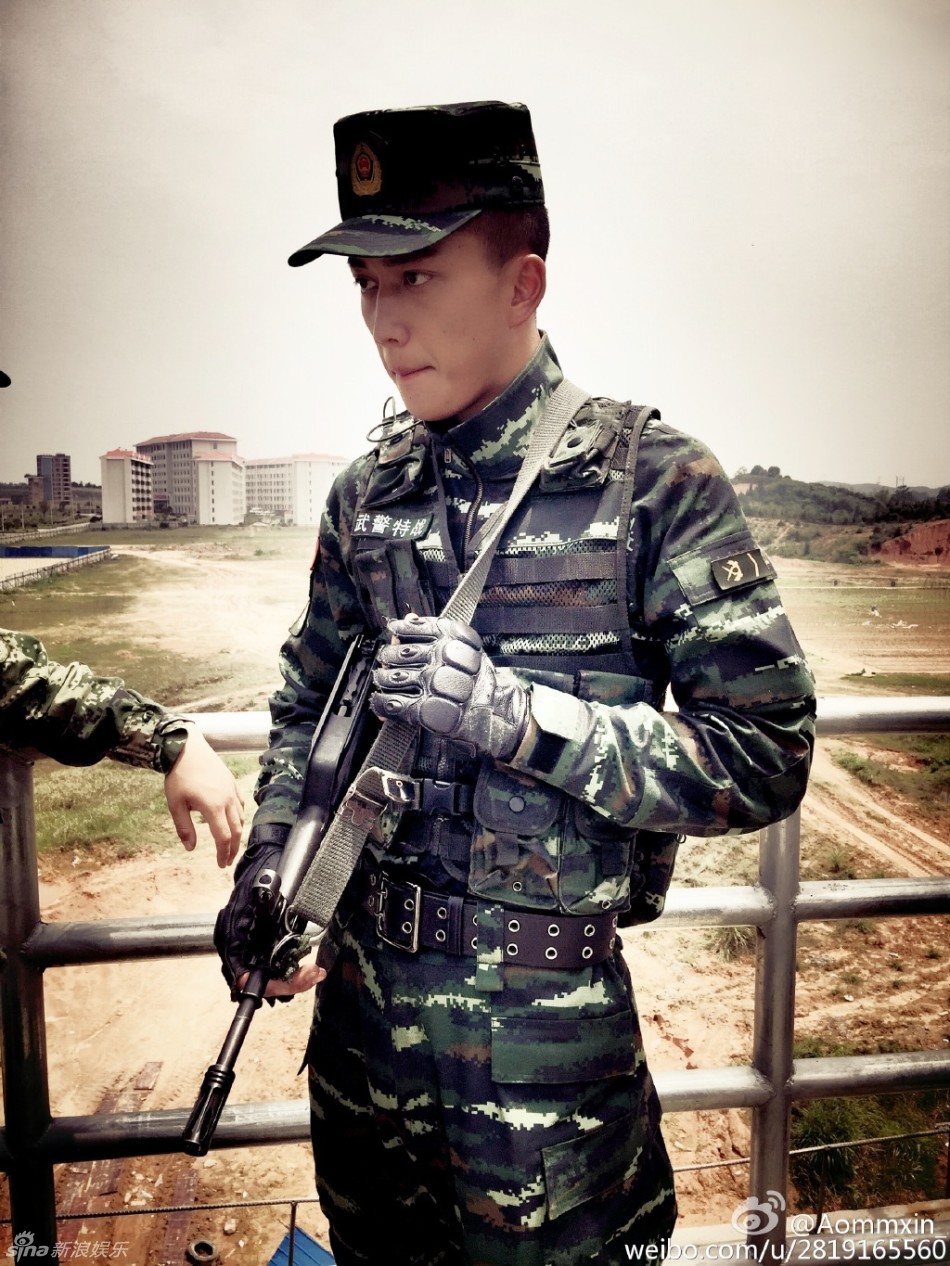 组图:武警杨明鑫颜值爆表 高大帅气不输宋仲基_高清图集_新浪网