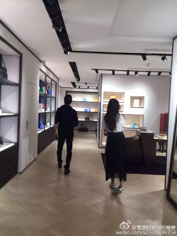 网友拍到冯绍峰林允上海逛街 牵手游外滩(组图)