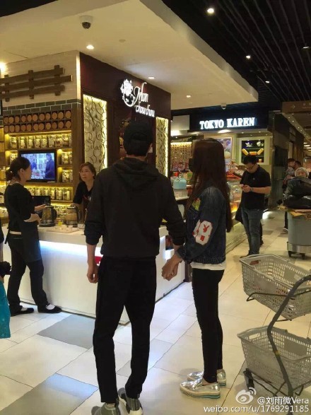 网友拍到冯绍峰林允上海逛街 牵手游外滩(组图)