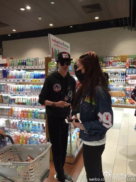 网友拍到冯绍峰林允上海逛街 牵手游外滩(组图)