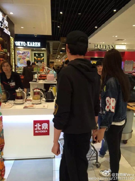 网友拍到冯绍峰林允上海逛街 牵手游外滩(组图)