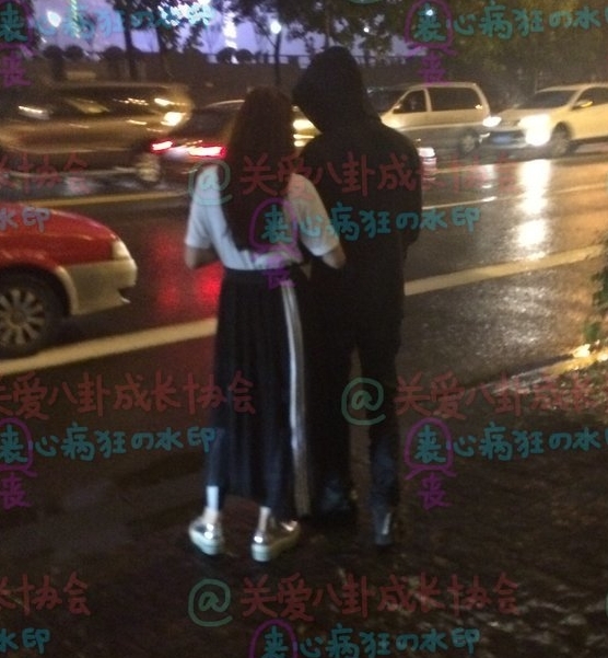 网友拍到冯绍峰林允上海逛街 牵手游外滩(组图)