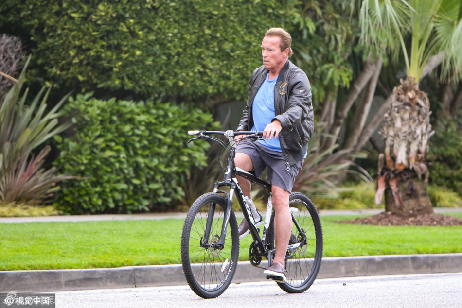 组图:施瓦辛格自行车倒地 单手骑车兜风耍帅 -