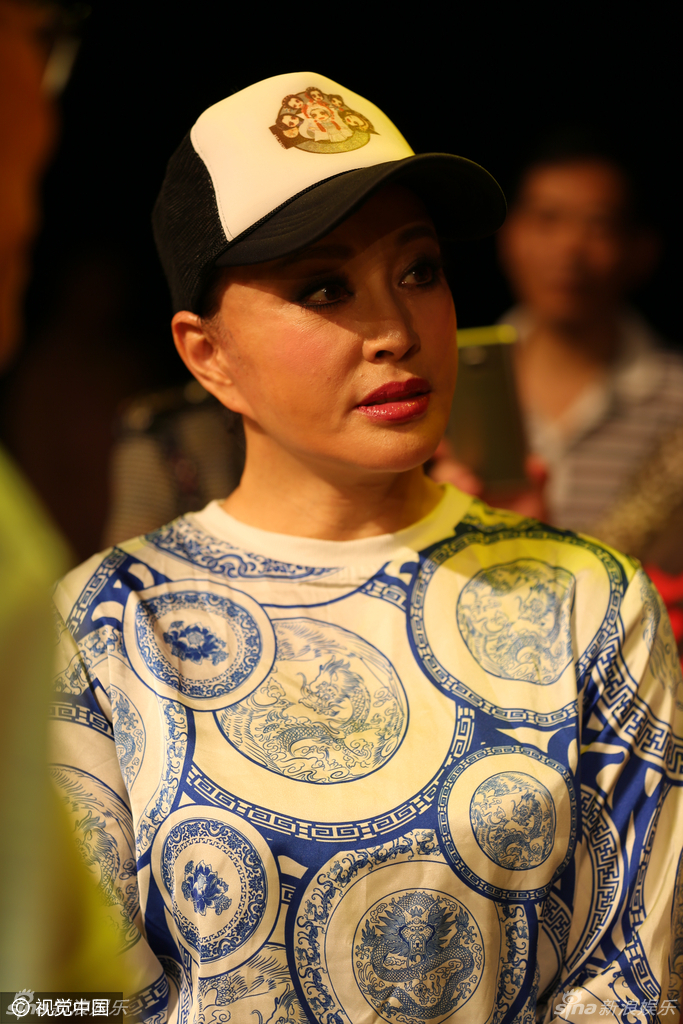 组图:60岁刘晓庆容貌再回春 敞开大衣胸围傲人