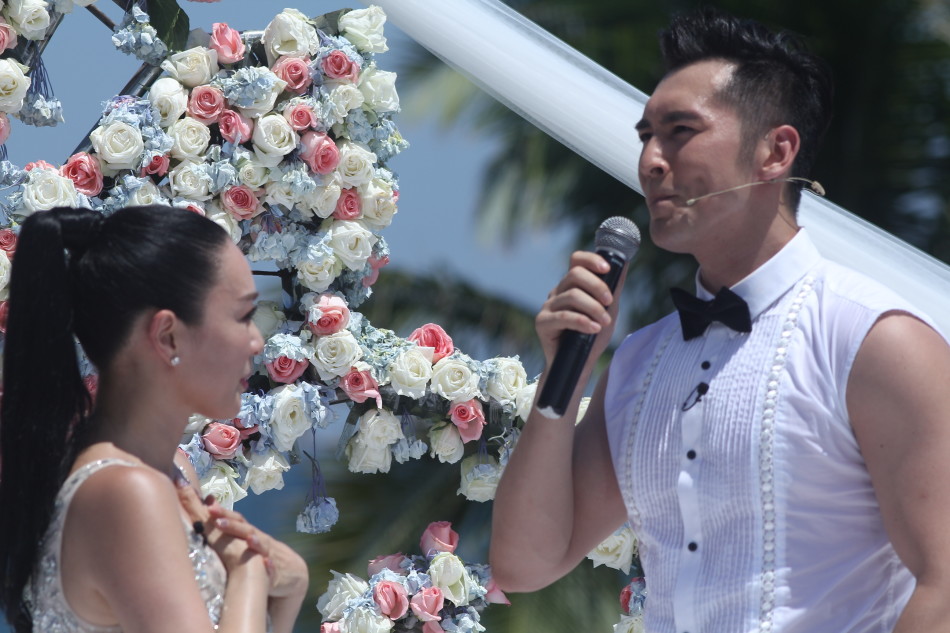 组图:张伦硕向钟丽缇求婚 现场热辣激吻